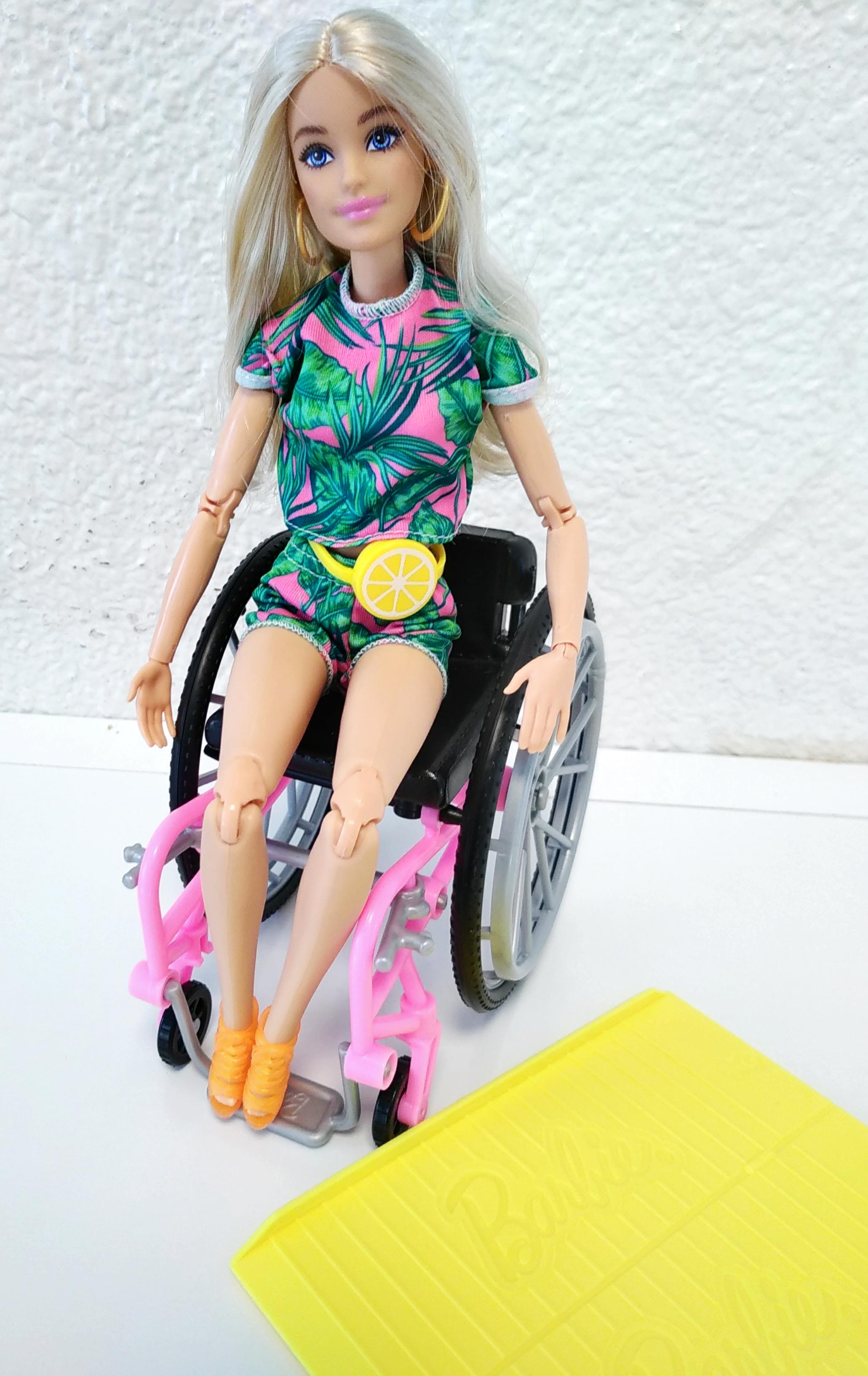 POUPÉE EN FAUTEUIL<br>Référence ludothèque : 4109<br>1 à 00 joueur(s) <br>1 Barbie articulée avec un sac, un fauteuil roulant er une rampe d'accès.